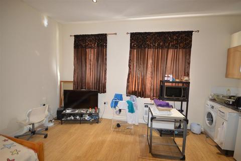Studio to rent, Caledonian Road, London