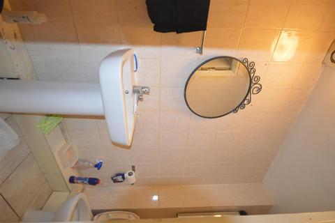 Studio to rent, Caledonian Road, London
