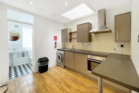 Studio to rent, Cathedral Road, Cardiff, CF11