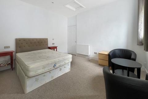 Studio to rent, Cathedral Road, Cardiff, CF11