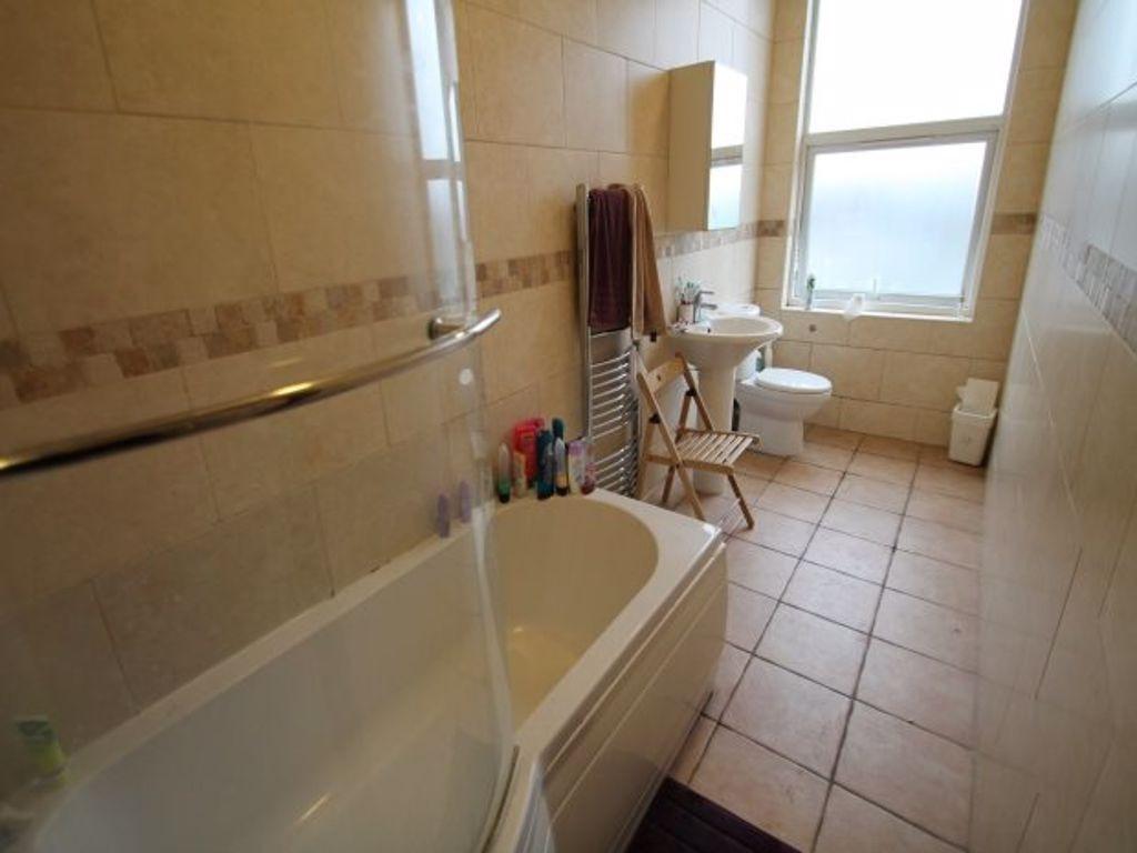 A bright and clean spacious bathroom suite feat...