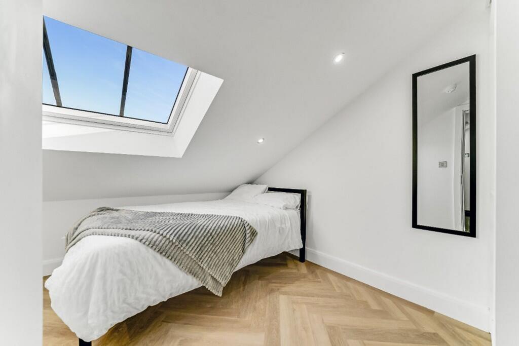 A cozy double bedroom featuring a comfortable b...
