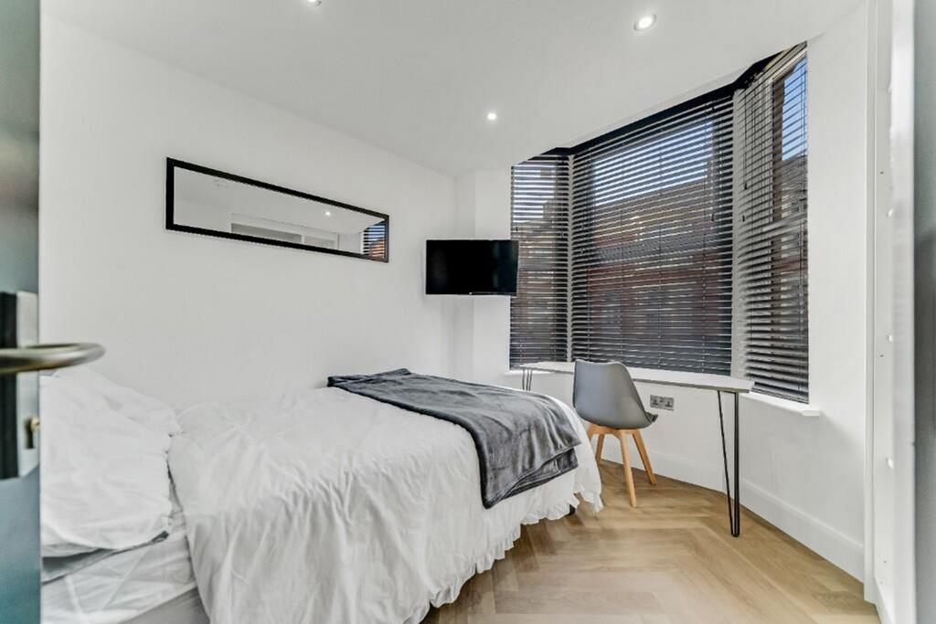 This charming double bedroom features ample nat...