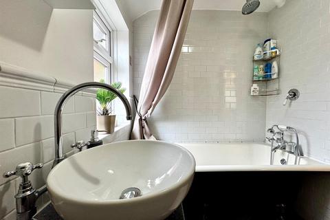 128 Dock Road, Grays, RM17 6HD