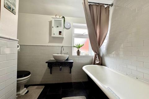 128 Dock Road, Grays, RM17 6HD