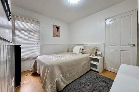 128 Dock Road, Grays, RM17 6HD
