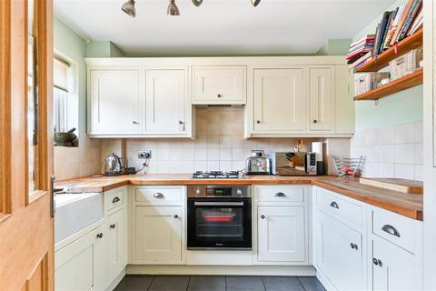 10 Middle Close, Epsom, KT17 1DU