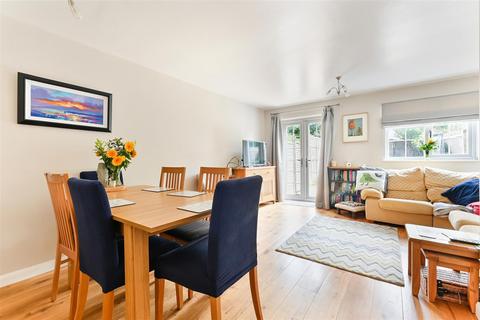 10 Middle Close, Epsom, KT17 1DU