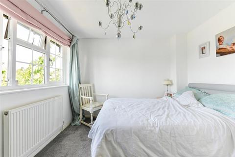 10 Middle Close, Epsom, KT17 1DU