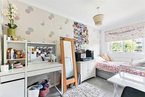 10 Middle Close, Epsom, KT17 1DU