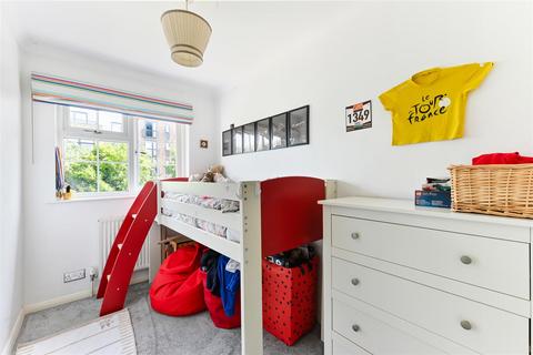 10 Middle Close, Epsom, KT17 1DU
