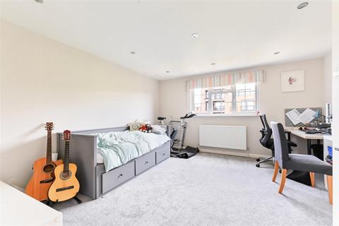 10 Middle Close, Epsom, KT17 1DU