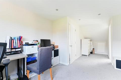 10 Middle Close, Epsom, KT17 1DU