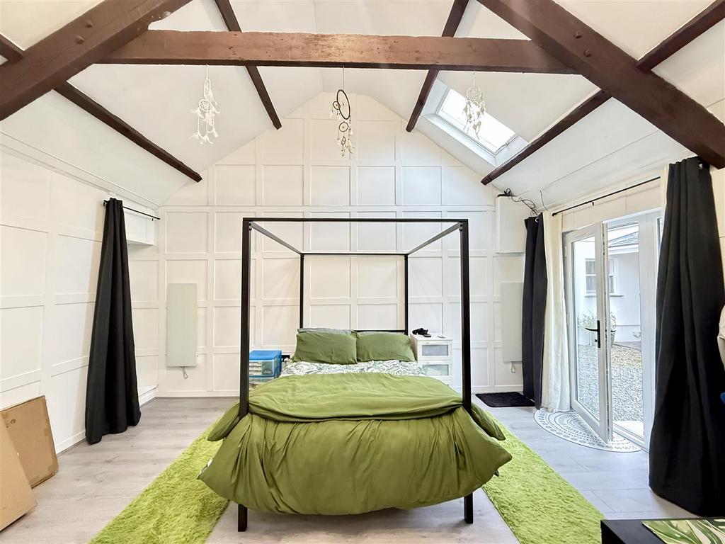 Open plan living/bedroom area