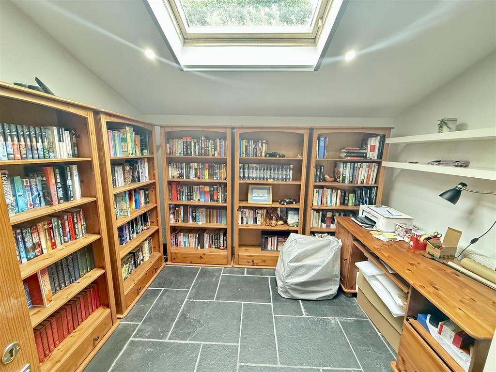 Side study/potential ground floor bedroom