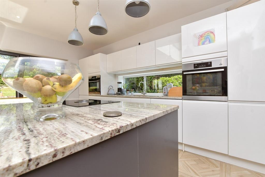 Kitchen / Dining Area