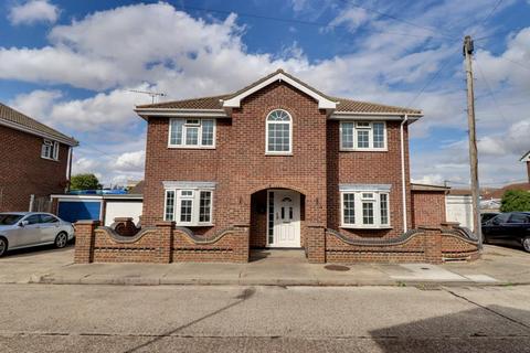 5 Whiteways, Canvey Island, SS8 7HJ