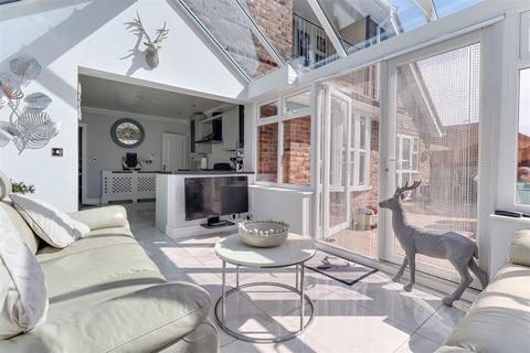 1 Beachway, Canvey Island, SS8 0BD