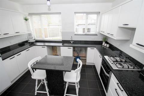 2 bedroom apartment for sale, Station Road, Leigh-On-Sea