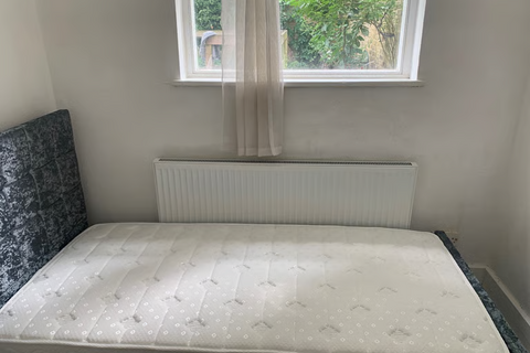 1 bedroom in a flat share to rent, Thane Villas, London N7