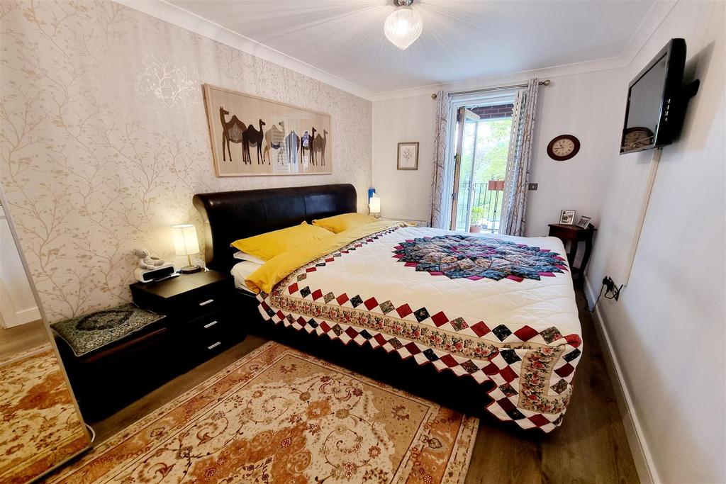 Bedrom 1: