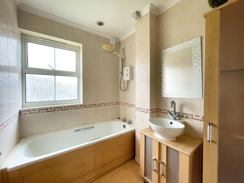 32 Fowler bathroom