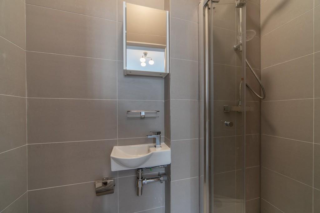 Studio flat bathroom