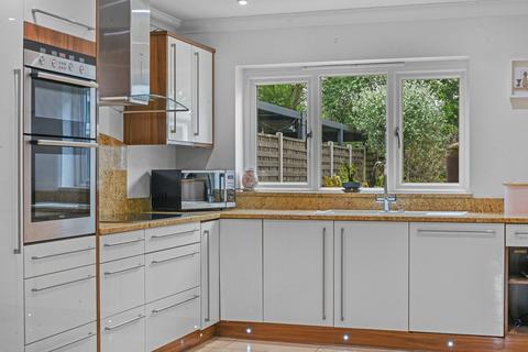 6 bedroom detached house for sale, Walton Road, Kirby Le Soken