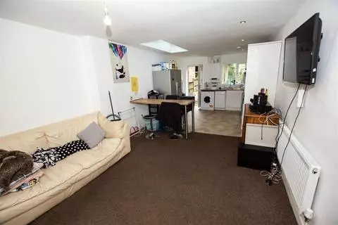 Apartment in Birmingham, Bournbrook - View 5