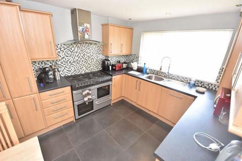 3 bedroom detached bungalow to rent, Heath Road, Exeter