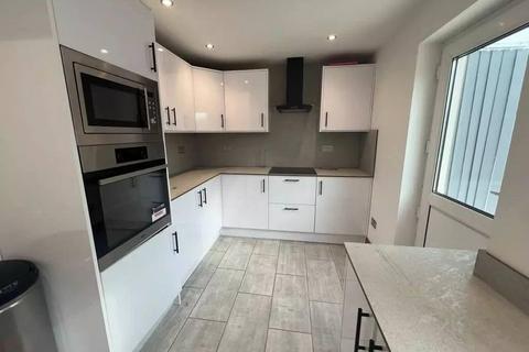 3 bedroom semi-detached house to rent, Swallow Dale, Basildon