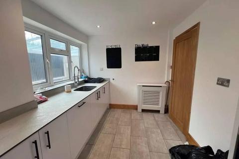 3 bedroom semi-detached house to rent, Swallow Dale, Basildon