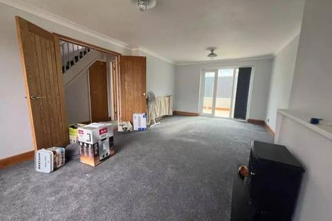 3 bedroom semi-detached house to rent, Swallow Dale, Basildon