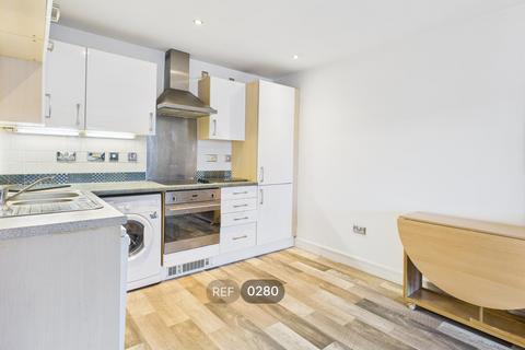1 bedroom apartment to rent, Queens Court, Queens Dock Avenue, HU1 3DR