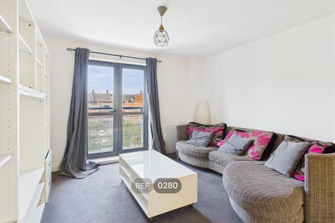 1 bedroom apartment to rent, Queens Court, Queens Dock Avenue, HU1 3DR