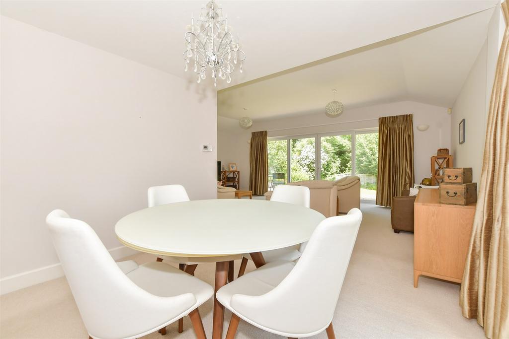 Lounge/Dining Area
