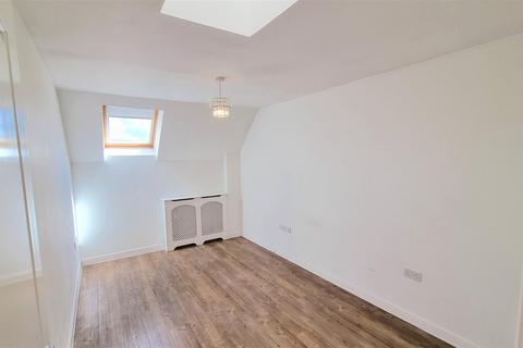 2 bedroom flat for sale, Wells View Drive, Bromley