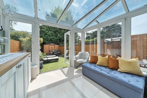 31 Runnymede, London, SW19 2PG