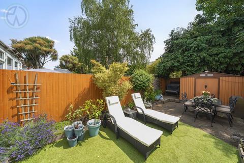 31 Runnymede, London, SW19 2PG