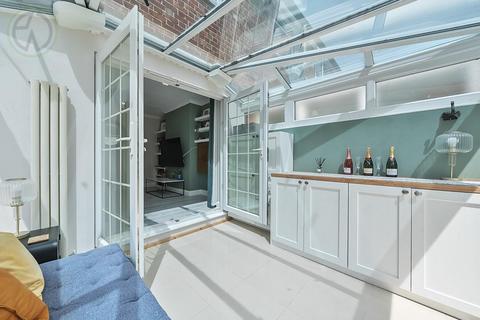 31 Runnymede, London, SW19 2PG
