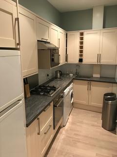 3 bedroom flat to rent, Penywern Rd