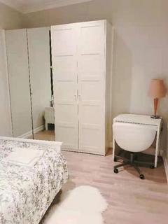 3 bedroom flat to rent, Penywern Rd