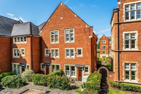 2 Lavender Close, Leatherhead, KT22 8LZ