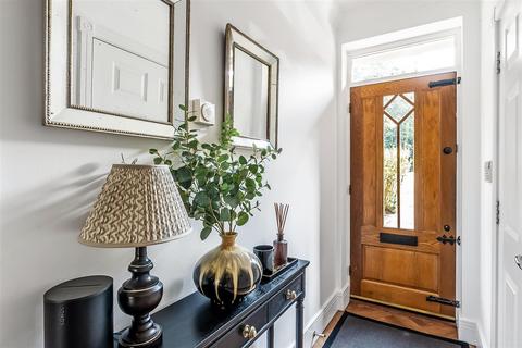 2 Lavender Close, Leatherhead, KT22 8LZ