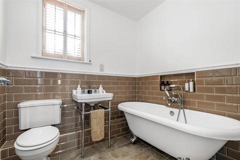 2 Lavender Close, Leatherhead, KT22 8LZ