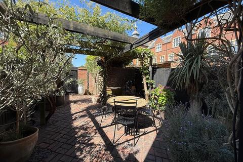 2 Lavender Close, Leatherhead, KT22 8LZ