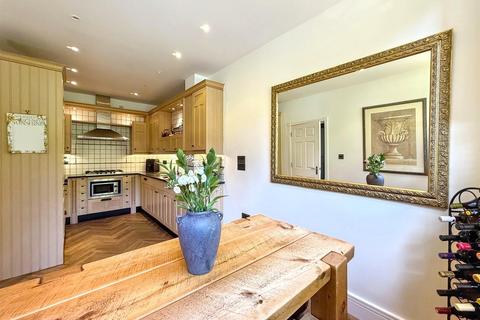 2 Lavender Close, Leatherhead, KT22 8LZ