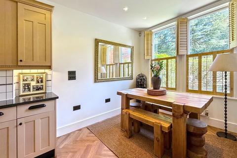 2 Lavender Close, Leatherhead, KT22 8LZ
