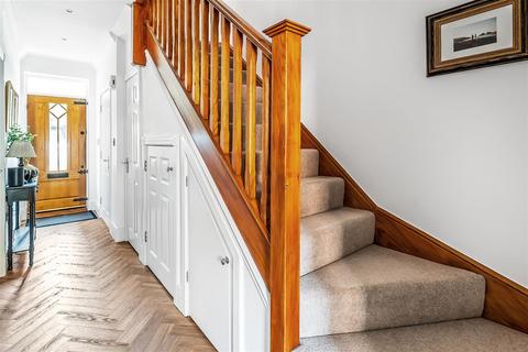 2 Lavender Close, Leatherhead, KT22 8LZ