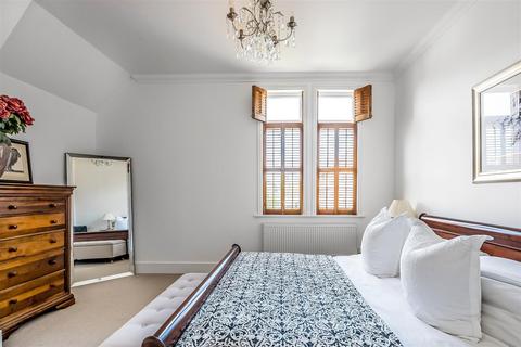 2 Lavender Close, Leatherhead, KT22 8LZ